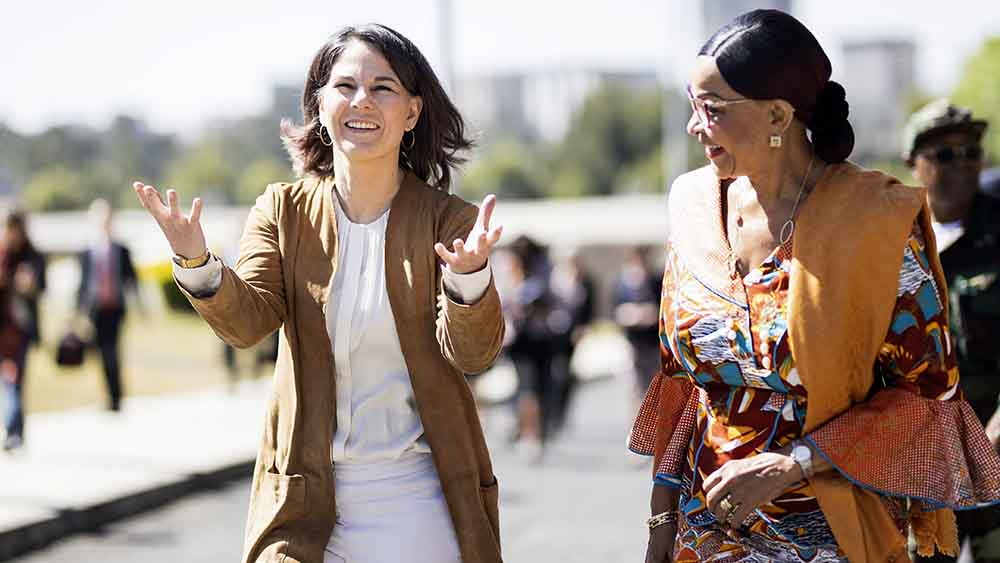 Außenministerin Annalena Baerbock mit Josefa Leonel Correia Sacko, Kommissarin bei der African Union, im äthiopischen Addis Abeba