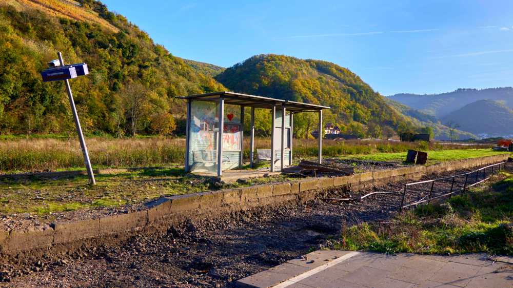 Ein zerstörter Bahnhof in Dernau im Ahrtal