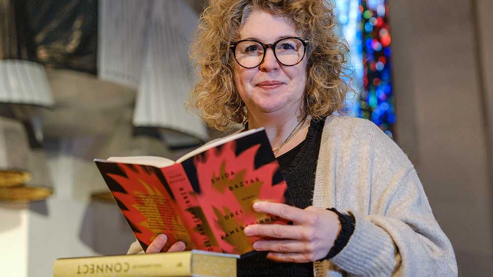 Pastorin Birgit Mattausch und ihre Bücher in der Hildesheimer Literaturkirche St. Jakobi