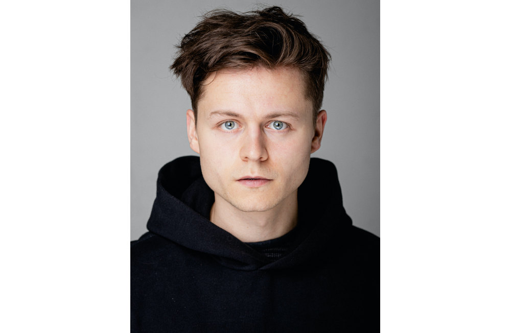 Tom Böttcher, Marionetten-Fan und Schauspieler, erreicht mit Hommage-Videos bei TikTok Millionen Aufrufe.