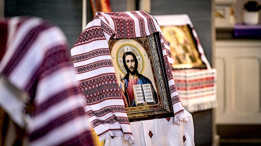Christus-Ikone in einem ukrainisch-orthodoxen Gottesdienst. Für viele Menschen, die in der Ukraine ausharren oder geflüchtet sind, ist ihr Glaube Quelle für  Hoffnung und Kraft.