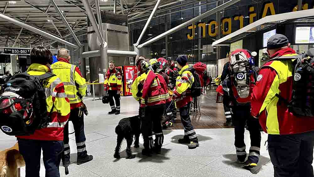 Am Flughafen Köln-Bonn macht sich dieses Rettungsteam von Isar Germany auf den Weg in die Türkei