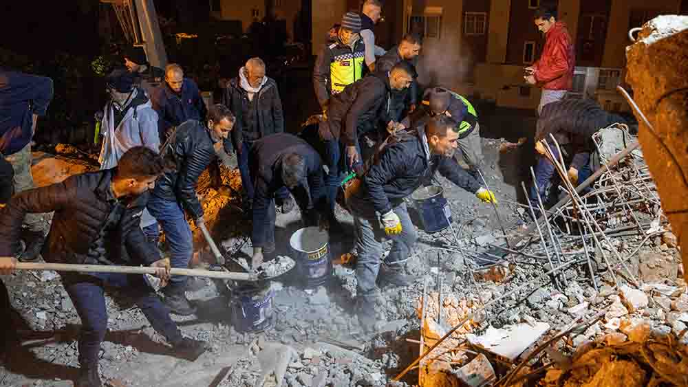 Im türkischen Adana suchen Helfer verzweifelt nach Überlebenden