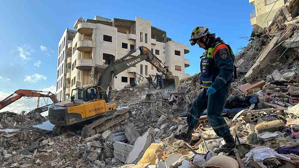 Im syrischen Jablah suchen Helfer nach Überlebenden in den Trümmern