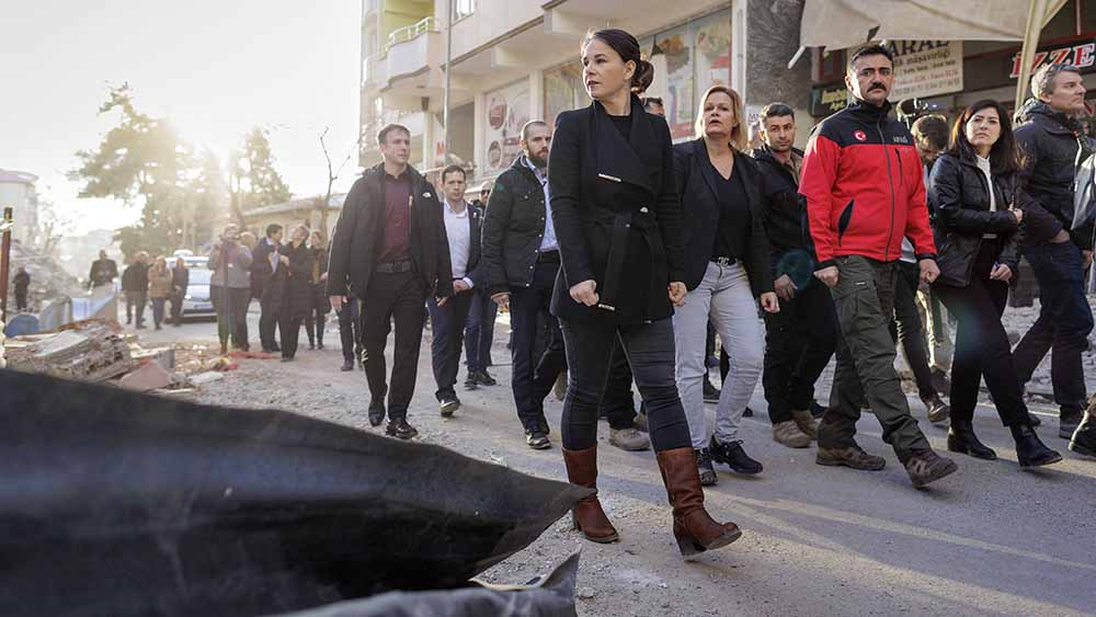 Außenministerin Baerbock und Innenministerin Faeser laufen durch den zerstörten türkischen Ort Pazarcik
