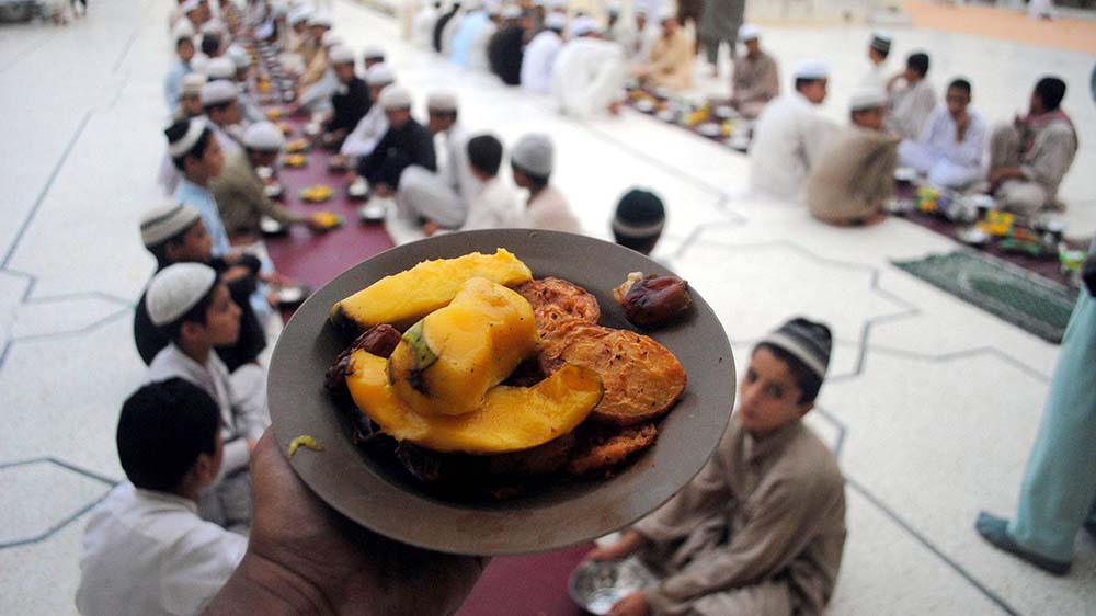 Reichlich gedeckte Teller gehören zum muslimischen Fastenbrechen dazu