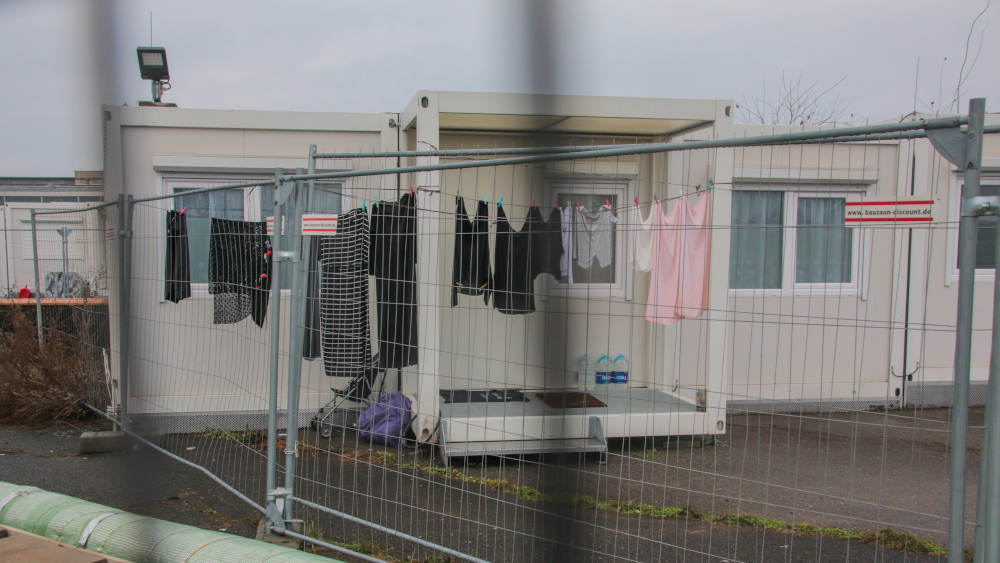 Nasse Wäsche hängt auf einer Leine in einer Flüchtlingsunterkunft