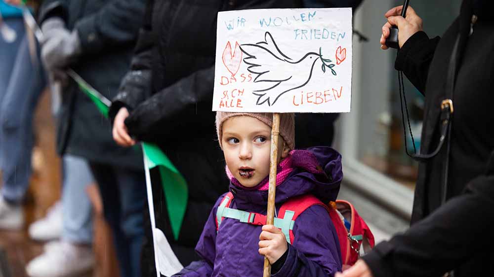 Erst Schokolade, dann Friedenskette gilt bei diesem jungen Teilnehmer