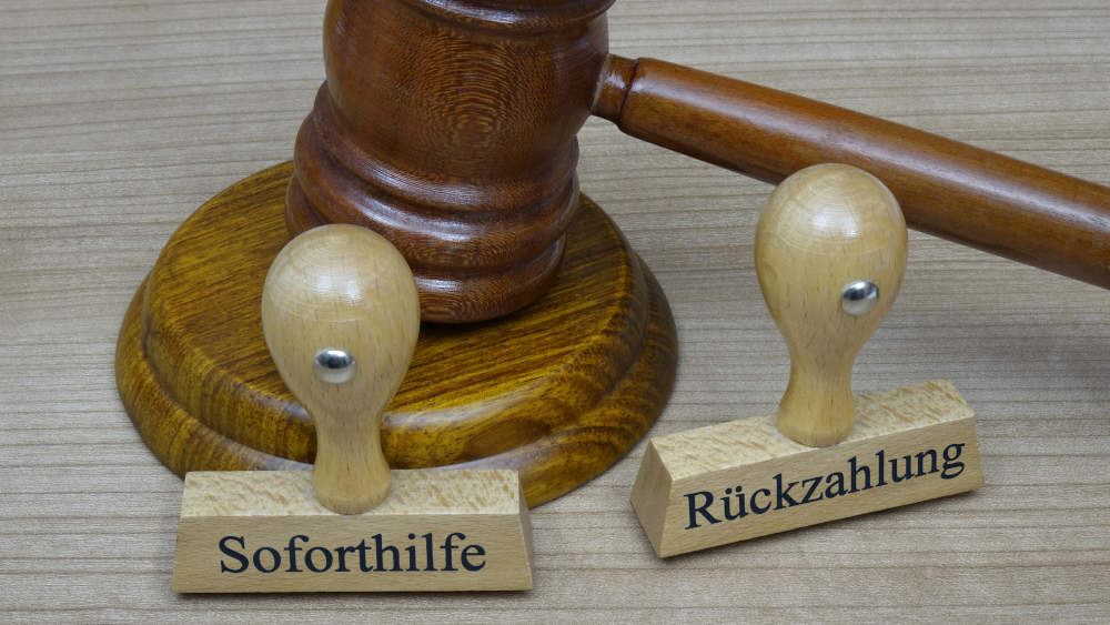 Richterhammer und Stempel mit Soforthilfe und Rückzahlung (Symbolbild).