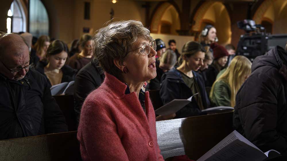 Gemeinsam singen die Besucher in der Oldenburger Kirche St. Ansgar