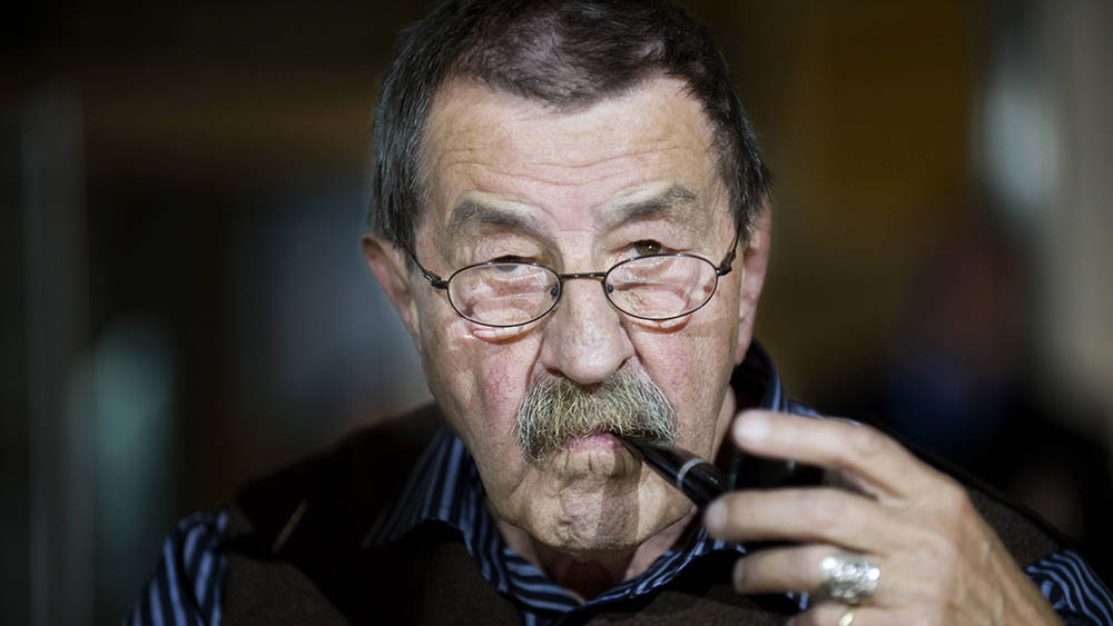 Günter Grass mit einer Pfeife im Munde