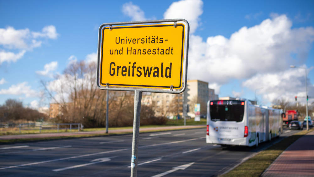 In Greifswald ist ein Protest gegen eine geplante Flüchtlingsunterkunft eskaliert (Symbolbild)