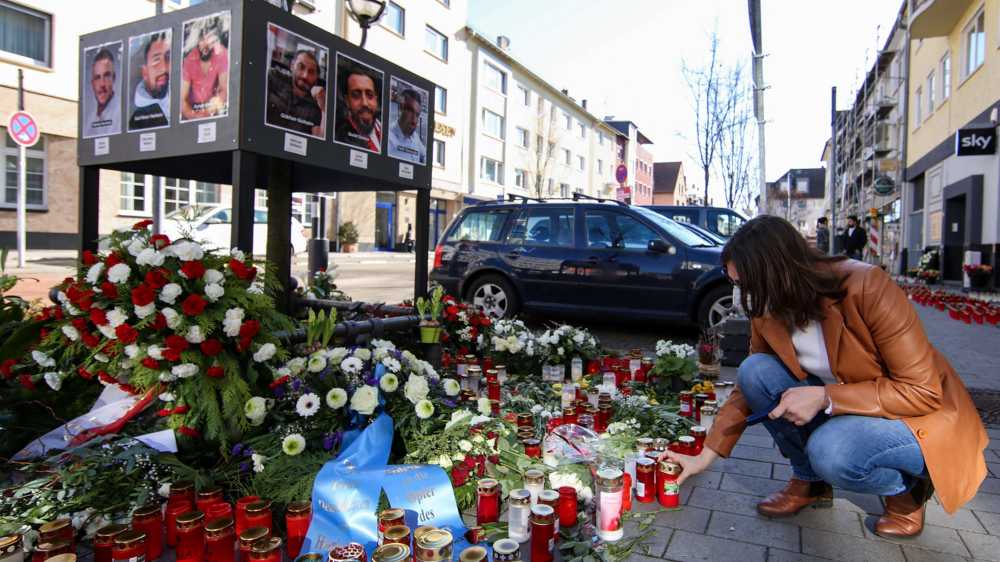 Gedenkstätte mit Fotos der Opfer beim Tatort Arena Bar & Cafe in Hanau