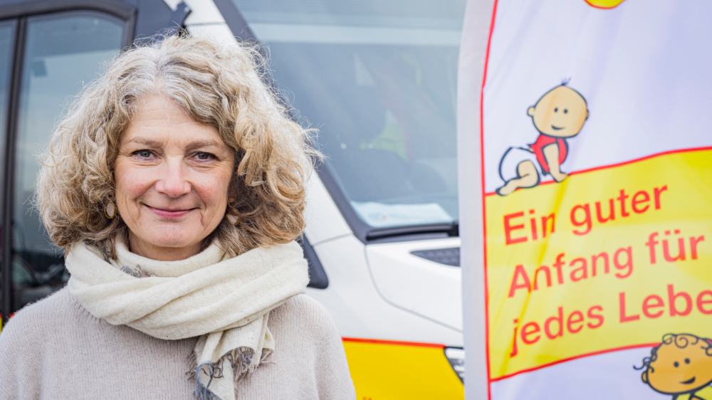 Hebamme Lisa Schütte vor ihrem voll ausgestatteten Hebammenmobil