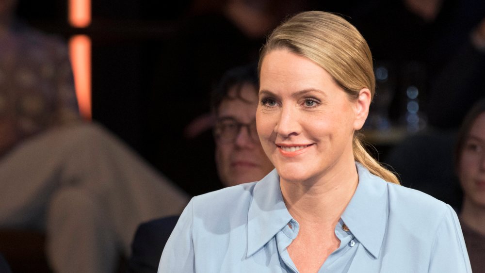 Judith Rakers in einer hellblauen Bluse, im Hintergrund Publikum