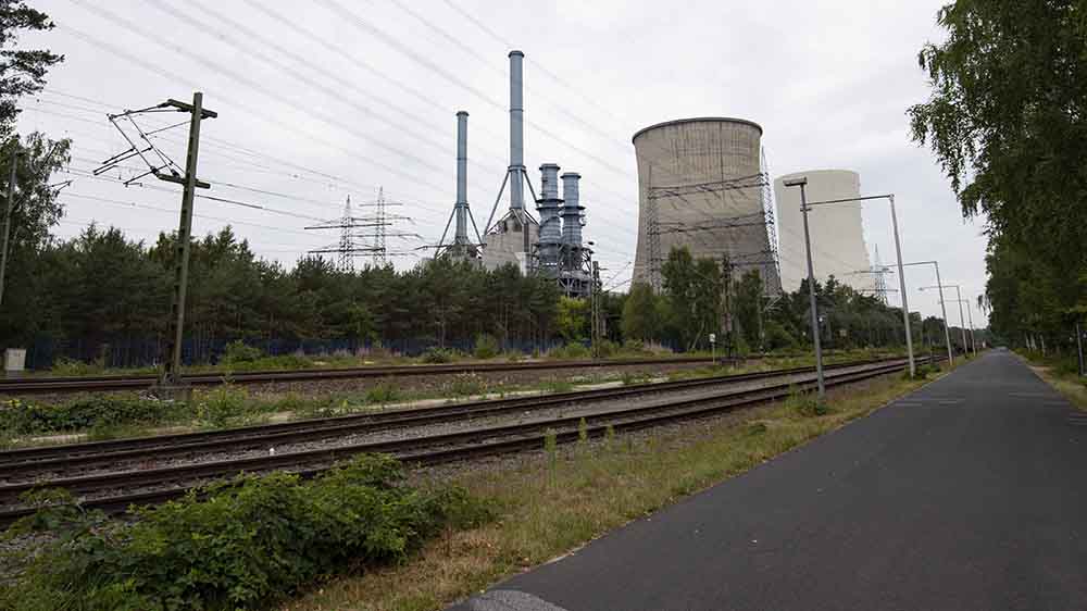 Kraftwerk mit zwei großen Türmen