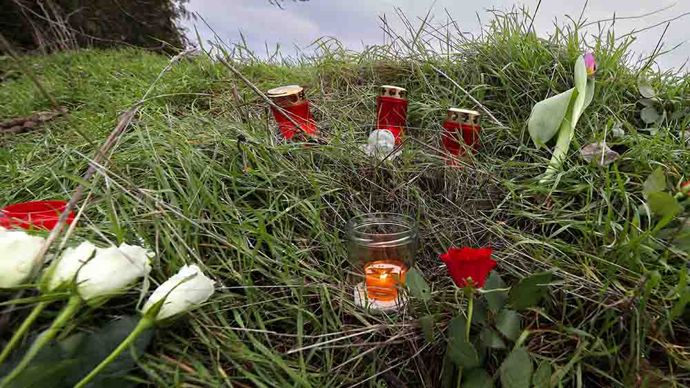 Am Tatort brennen Kerzen im Gedenken an den getöteten Schüler