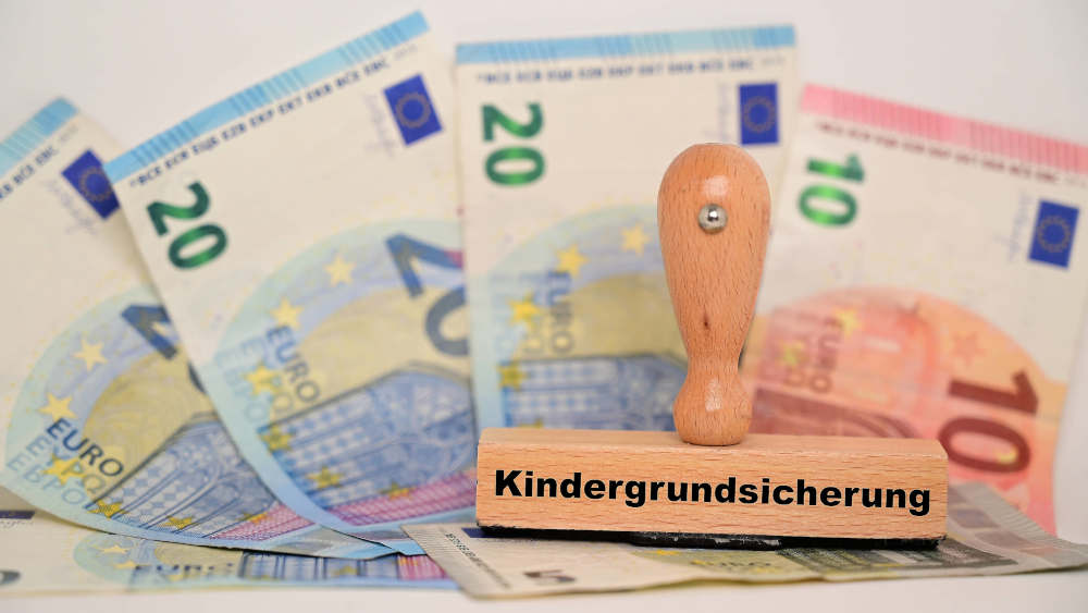 Das Kindergeld soll gebündelt ab 2025 ausbezahlt werden (Symbolbild)
