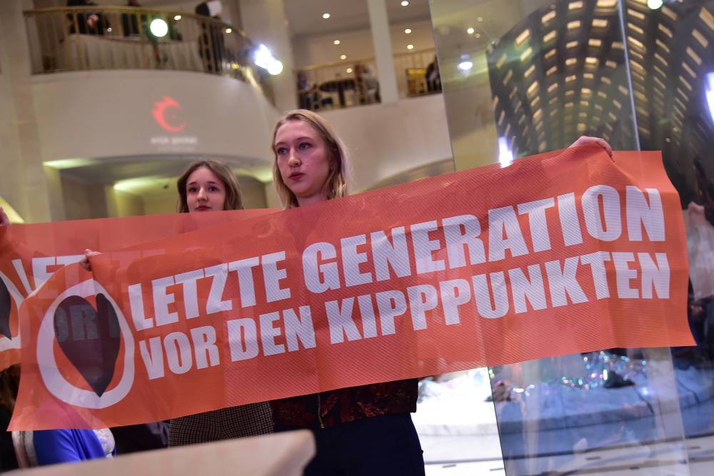 Eine Protestaktion der „Letzten Generation" bei einer Fashion Show in Berlin
