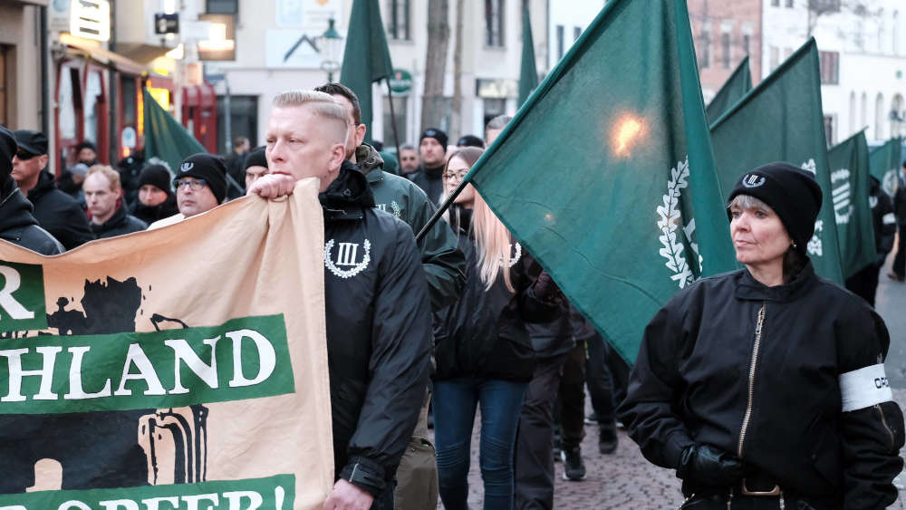 Die rechtsradikale Kleinpartei Der Dritte Weg marschiert mit Trommeln und Fahnen druch Fulda (2018)