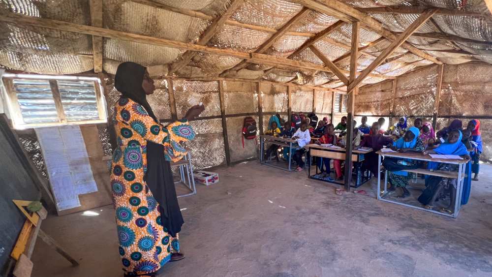 Lehrerin Bibata Gada vor der Grundschulklasse im Vertriebenenlager bei Ouallam in Niger