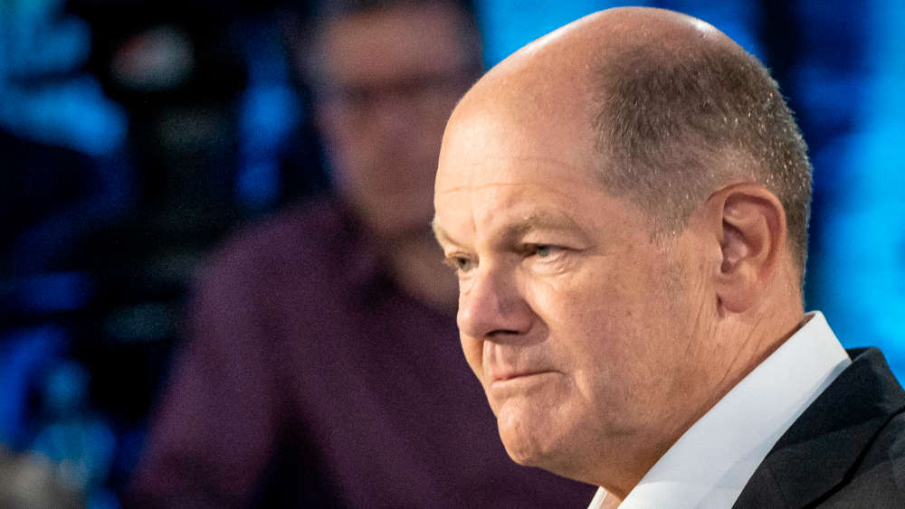Bundeskanzler Olaf Scholz hört zu