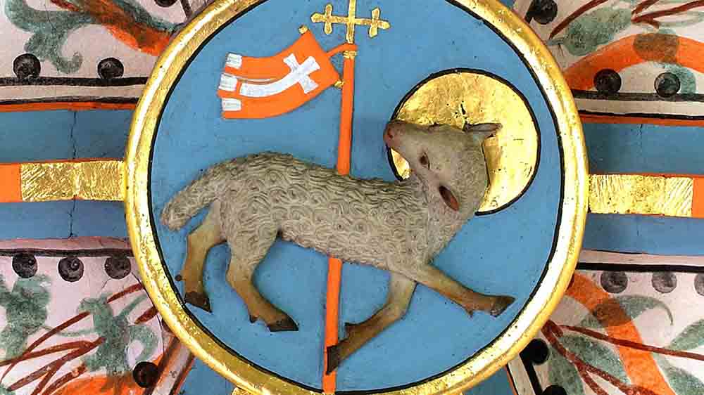 Das Osterlamm ist ein beliebtes Motiv, hier an der Decke der evangelischen Gertrudis-Kirche in Saalfeld (Thüringen)