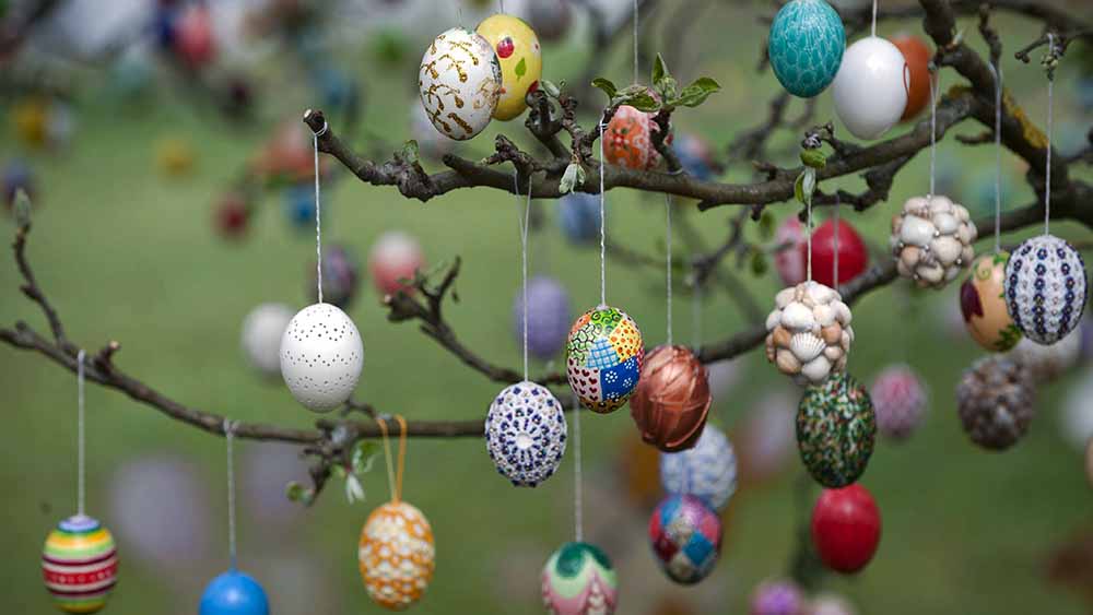 Bunt geschmückte Bäume gehören zu Ostern dazu