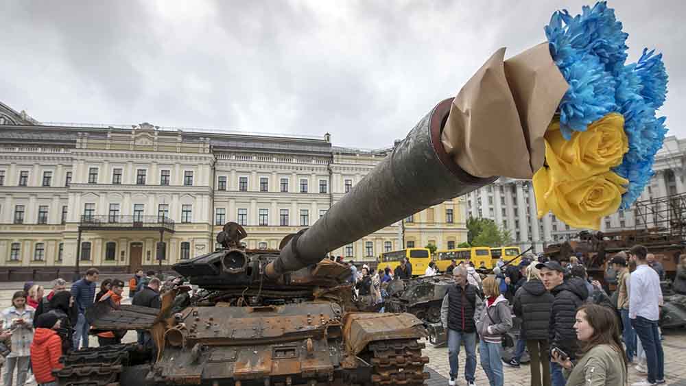Auch ein Symbol des Friedens: In Kiew hat jemand blau-gelbe Blumen in das Kanonenrohr eines russischen Panzer gesteckt