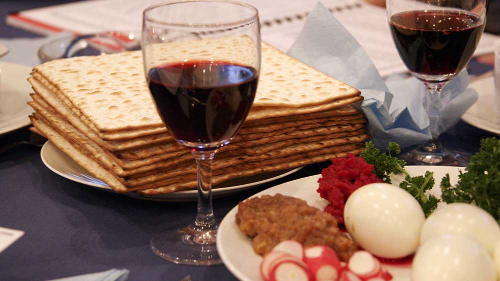 Zum Pessachfest werden Matzenbrot, Rotwein und ein Teller mit Lammfleisch gereicht