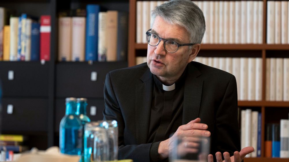 Peter Kohlgraf, seit 2017 Bischof von Mainz, im Gespräch mit dem epd in seinem Büro