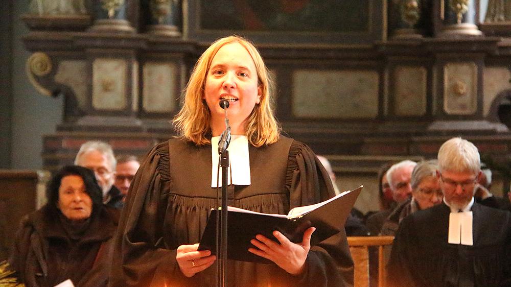 Katrin Pferdmenges im Ordinationsgottesdienst in der evangelischen Kirche Maria im Weinberg in Warburg.