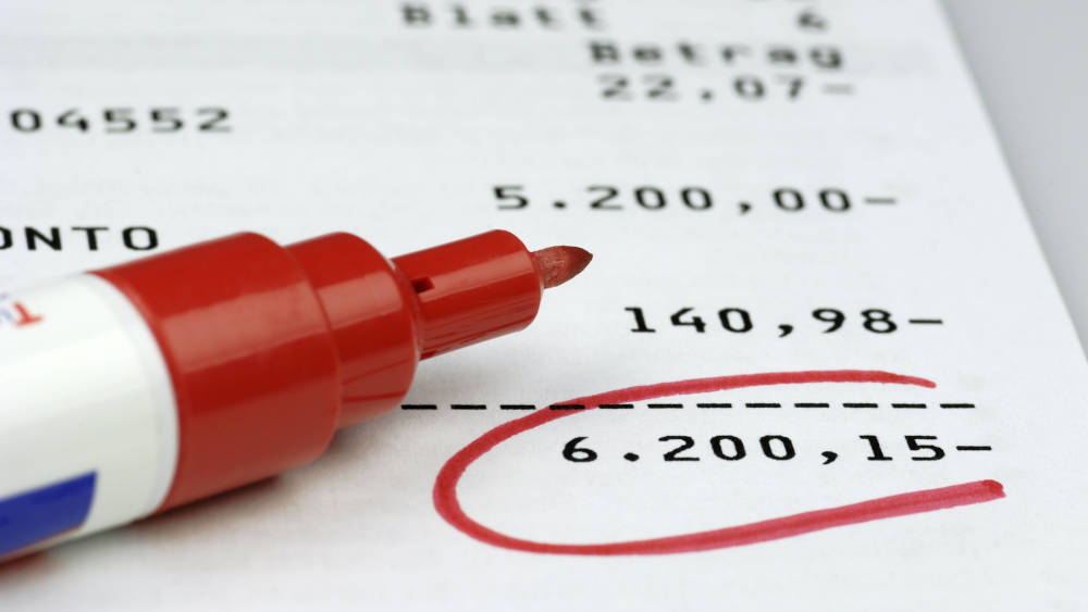 In einigen Haushalten steht am Ende des Monats ein dickes Minus auf dem Konto (Symbolbild)