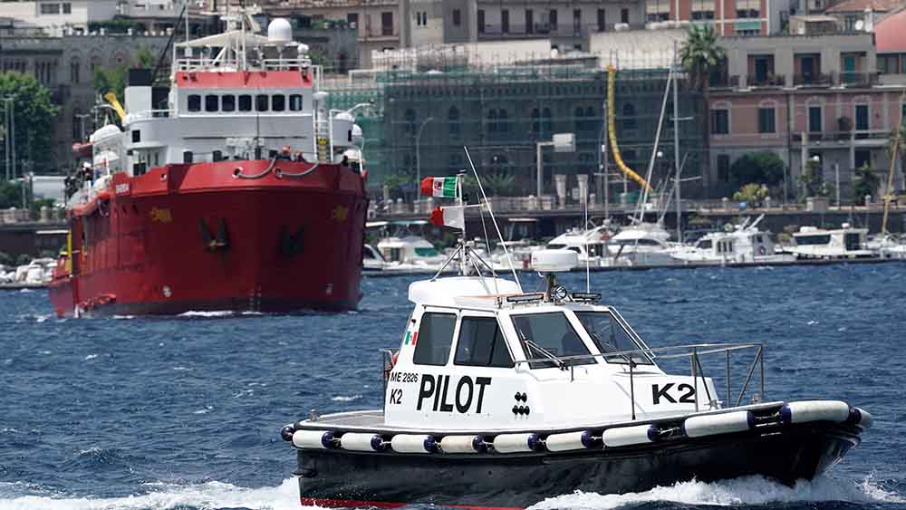 Die Sea-Eye 4 im Hafen von Messina in Italien (Archiv)