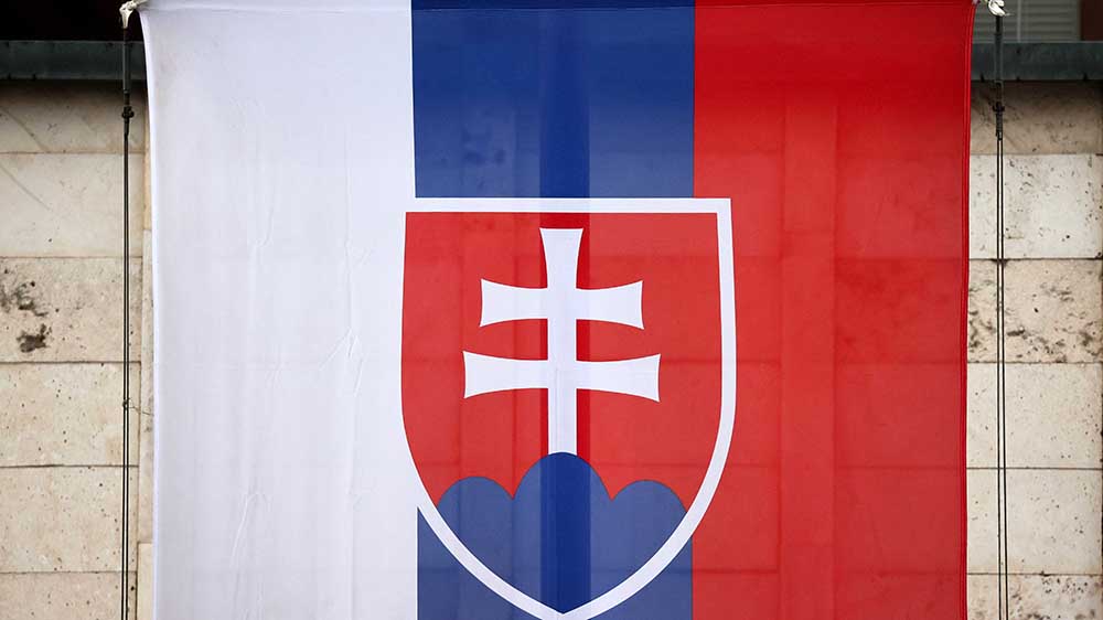 Diese Fahne weht vor der slowakischen Botschaft in Moskau