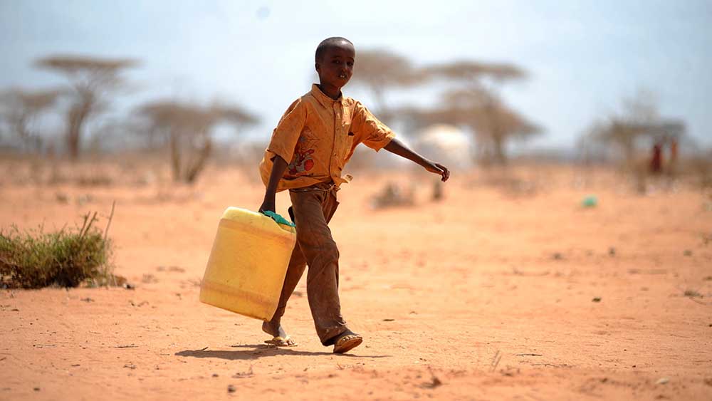 Ein Junge holt Wasser in einem Flüchtlingscamp in Somalia (Archiv)