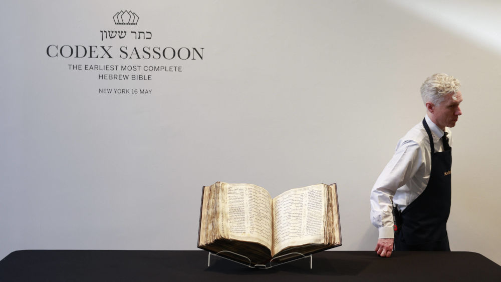 Die hebräische Bibel des Codex Sassoon wird bei Sotheby's ausgestellt und zum Verkauf angeboten