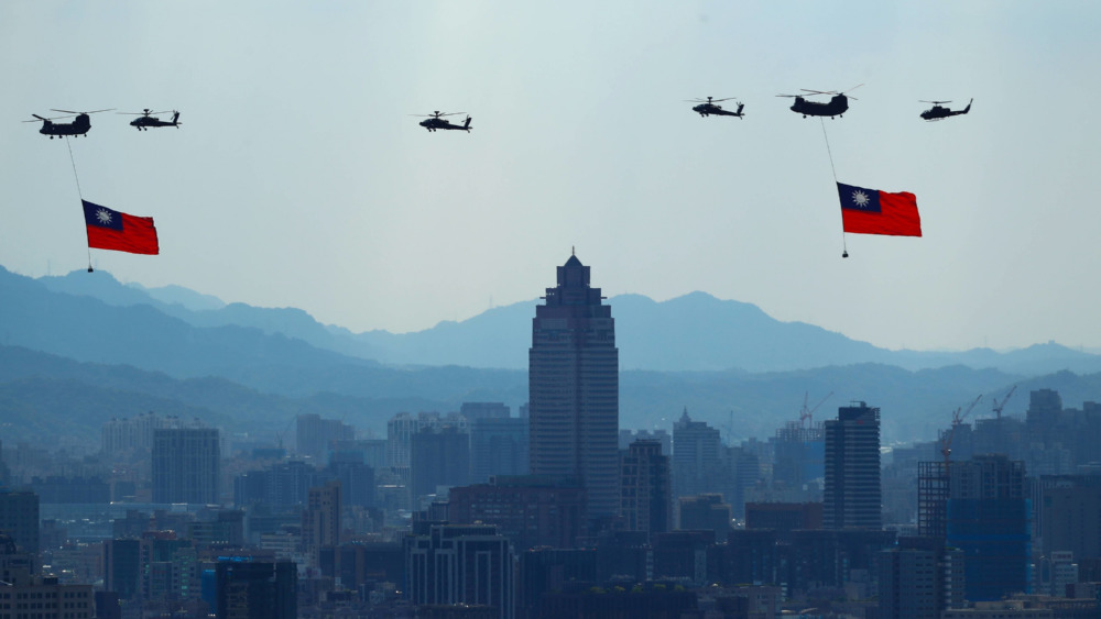 Die Flagge Taiwans fliegt über der Hauptstadt Taipeh anlässlich des Nationaltages