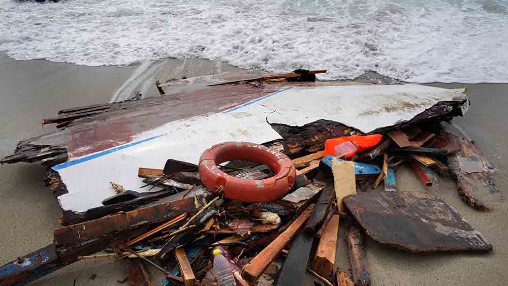 Am Strand bei Crotone im Süden Italiens liegt der zerbrochene Bootswrack
