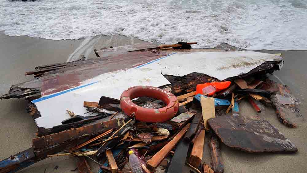 Am Strand bei Crotone im Süden Italiens liegt der zerbrochene Bootswrack