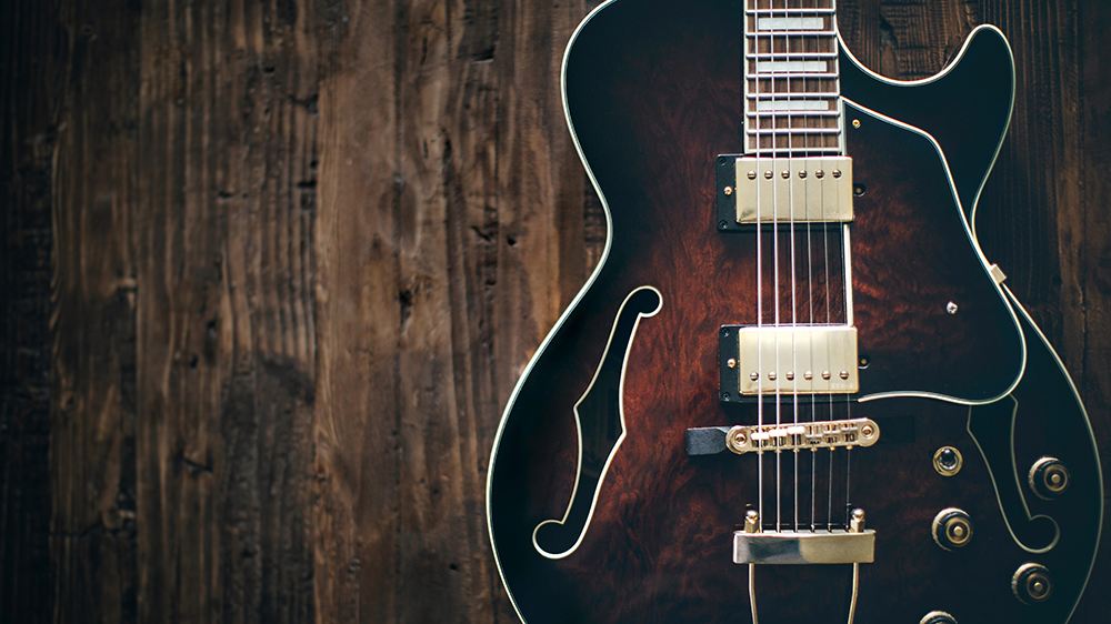 Tobias Treseler freut sich schon, im Ruhestand wieder mehr Zeit für seine Westerngitarre zu haben.