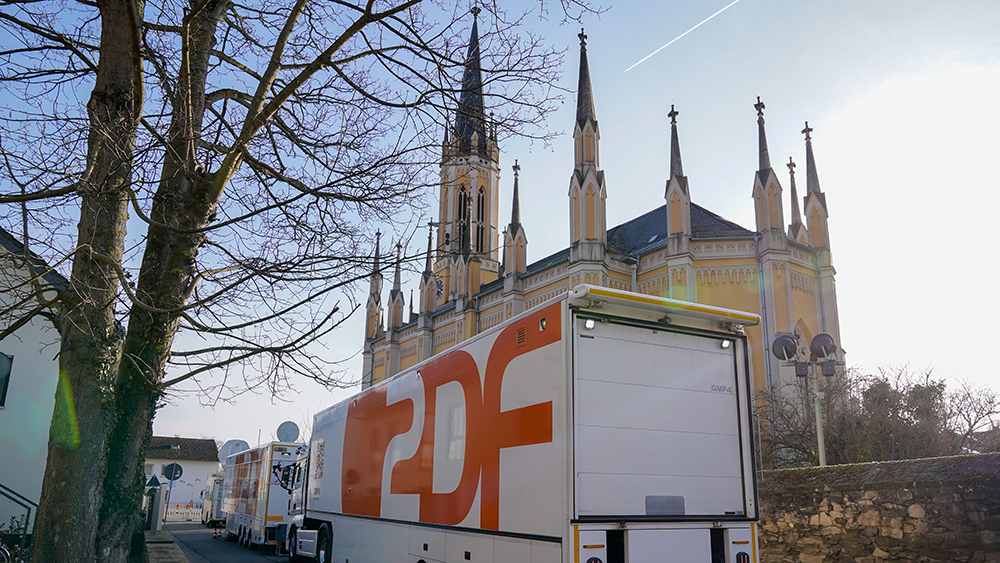 Übertragungswagen des ZDF vor der Johanneskirche in Eltville-Erbach.