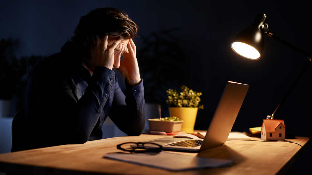 Das Arbeiten am Abend kann zu Stress, Schlafproblemen und Erschöpfung führen.