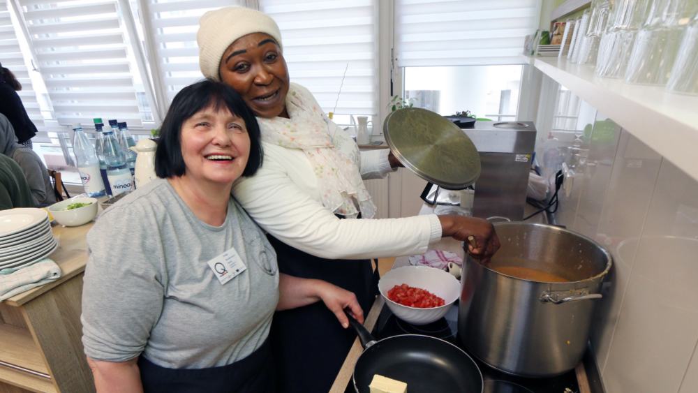 Gemeinsames Kochen im Bremer Mütterzentrum Osterholz-Teneyer - „Menschen verbinden mit warmem Essen Geborgenheit und Gemeinschaft“