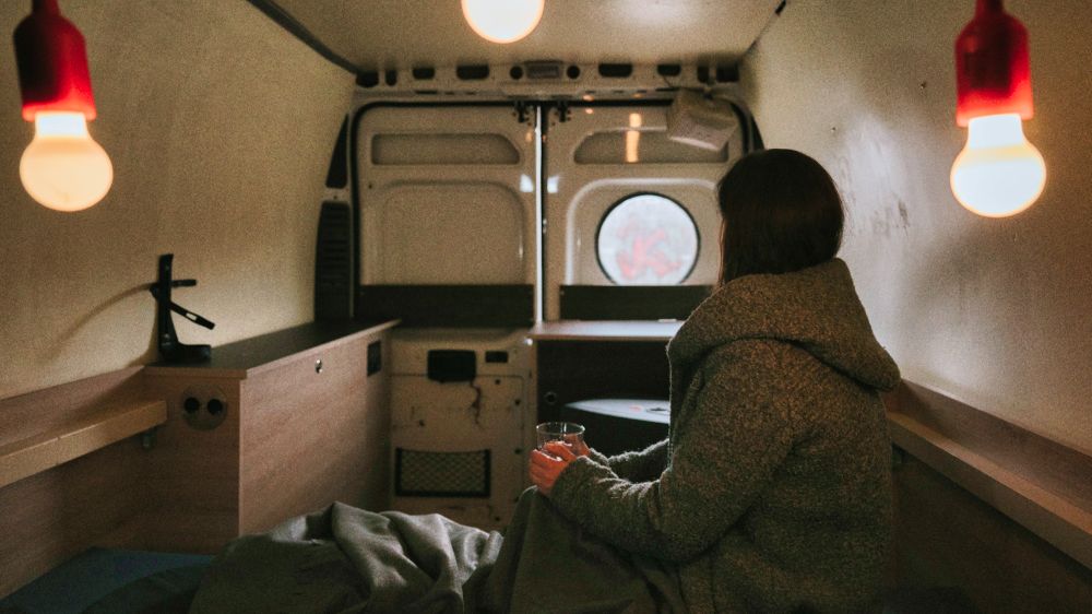 Im Innern des ausgebauten Vans unterstützen die Land-Grazien im ländlichen Schleswig-Holstein Frauen in Krisensituationen