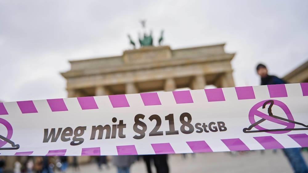 Kundgebung unter dem Motto "150 Jahre Widerstand gegen Paragraph 218 StGB sind genug! - Es reicht!" in Berlin, November 2021 (Archivbild)