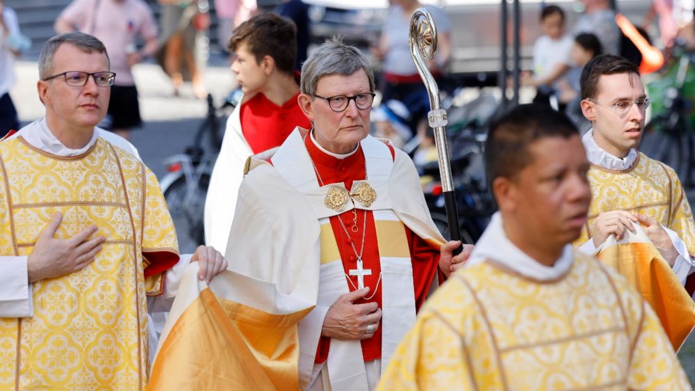 Kardinal Woelki umringt von Priestern bei einer Prozession durch die Kölner Innenstadt 