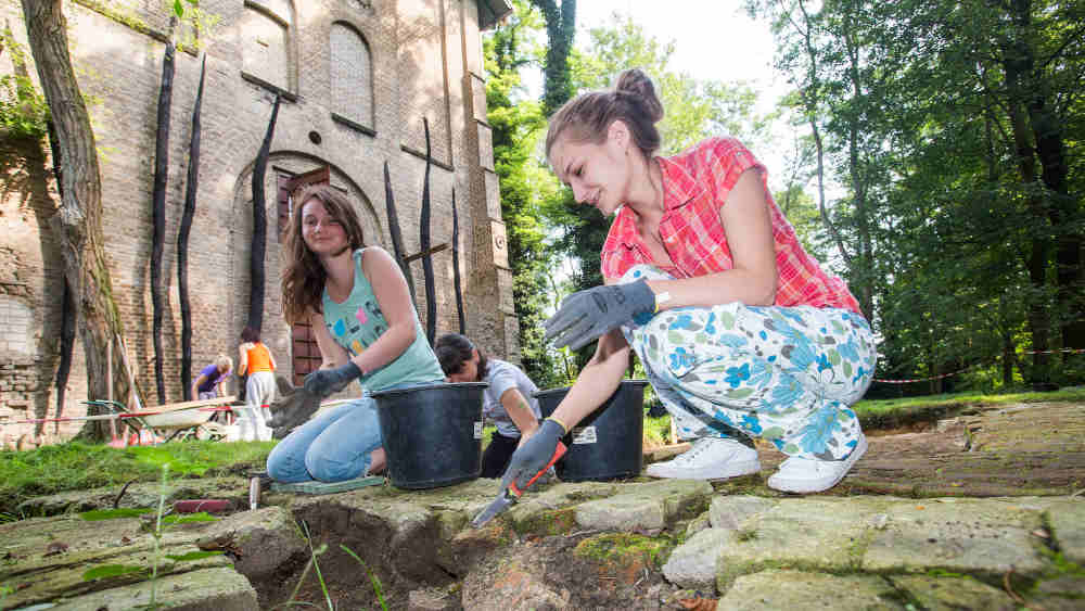 Evangelische Christen haben Aktion Sühnezeichen Friedensdienste 1958 ins Leben gerufen. Seitdem engagieren sich Menschen aller Altersgruppen in lang- und kurzfristigen Freiwilligen-Einsätzen in Ländern, die unter dem Nationalsozialismus besonders gelitten haben (Archivbild)