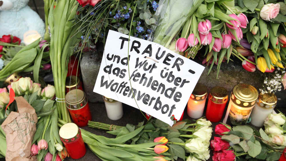 Blumen liegen vor dem Königsreichssaal der Zeugen Jehovas in Hamburg (Archivbild)