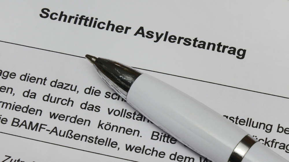 Auf einem Asylerstantrag liegt ein Kugelschreiber